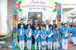 Thiếu nhi Hà Tĩnh hào hứng đổi rác tái chế lấy quà