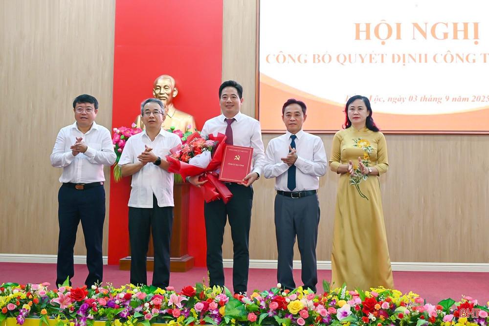 Phó Bí thư Thường trực Tỉnh ủy Trần Thế Dũng và các đồng chí Ủy viên Ban Thường vụ Tỉnh ủy tặng hoa chúc mừng đồng chí Dương Văn Tuấn - Phó Giám đốc Sở KH&CN được luân chuyển, chỉ định giữ chức vụ Bí thư Đảng ủy xã Đồng Lộc. image-5.jpg
