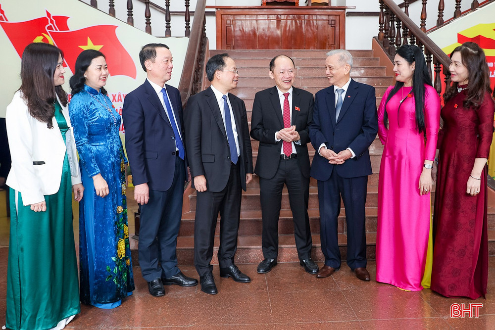 Đại biểu trao đổi bên lề Kỳ họp thứ 34, HĐND tỉnh Hà Tĩnh khóa XVIII. Ảnh: Đình Nhất