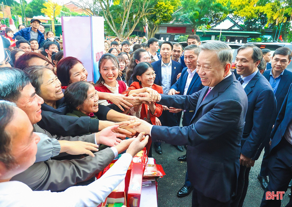Tổng Bí thư Tô Lâm trò chuyện với người dân Hương Sơn nhân chuyến công tác tại Hà Tĩnh ngày 19/12/2024. Ảnh: Đình Nhất bqbht_br_anh-tbt-to-lam-mmm.jpg