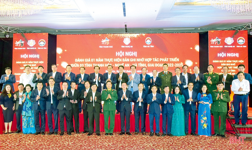 Lãnh đạo các địa phương chụp ảnh lưu niệm cùng lãnh đạo Trung ương và Quân khu 4 tại hội nghị đánh giá 1 năm thực hiện Bản ghi nhớ hợp tác phát triển 3 tỉnh Thanh Hóa - Nghệ An - Hà Tĩnh, giai đoạn 2022-2025 (ngày 10/2/2023). bqbht_br_t18-duongchien-copy.jpg