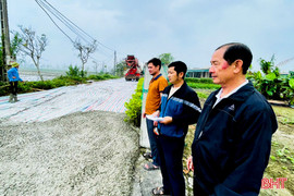 Một gia đình ở Đồng Tiến vận động 850 triệu đồng giúp thôn mở rộng đường