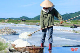Người dân Châu Hạ nặng lòng với hạt muối quê hương