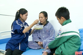 Vòng tay nhân ái: Xót thương 3 chị em mồ côi bố, mẹ điều trị tai biến