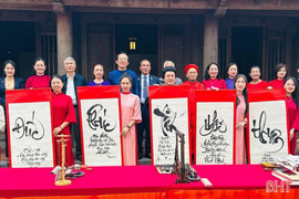 Độc đáo lễ khai bút viết thư pháp Truyện Kiều 