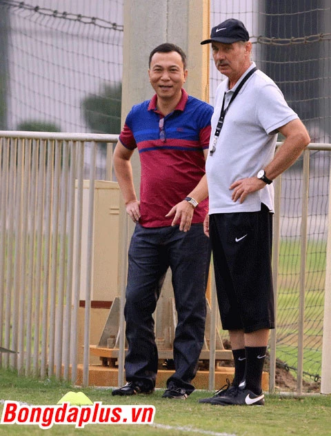 hlv alfred riedl tay bat mat mung trong ngay tro lai viet nam