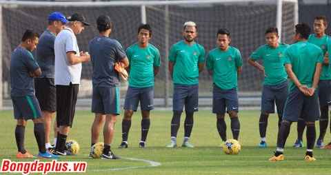 hlv alfred riedl tay bat mat mung trong ngay tro lai viet nam