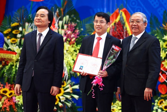 Giáo sư Trần Đình Thắng (đứng giữa), phó trưởng khoa hóa học Trường ĐH Vinh là tân giáo sư trẻ nhất năm 2016 - Ảnh: NGUYỄN KHÁNH ca nuoc co them 703 giao su pho giao su