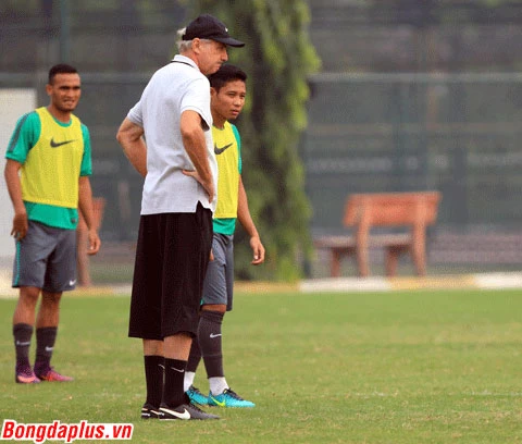 hlv alfred riedl tay bat mat mung trong ngay tro lai viet nam