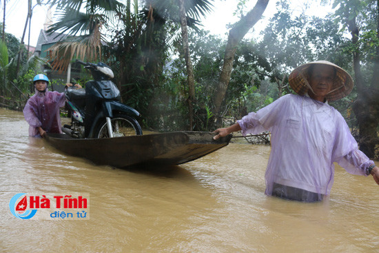 Hương Khê lại "oằn mình" chống lũ! ảnh 10 huong khe lai oan minh chong lu