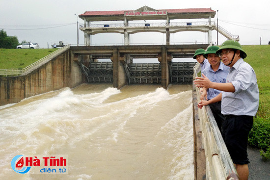 van hanh xa dap linh hoat san sang doi pho voi mua lu
