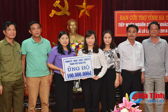 vnpt va tp thanh hoa trao tien ho tro dong bao lu lut ha tinh