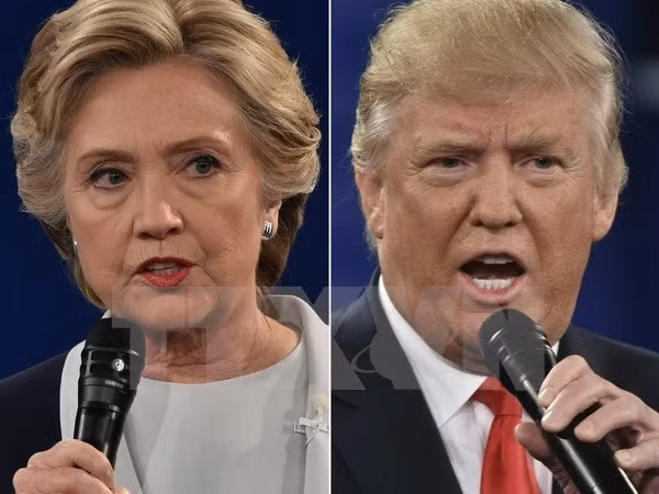 ong donald trump bat ngo vuon len dan truoc ba hillary clinton