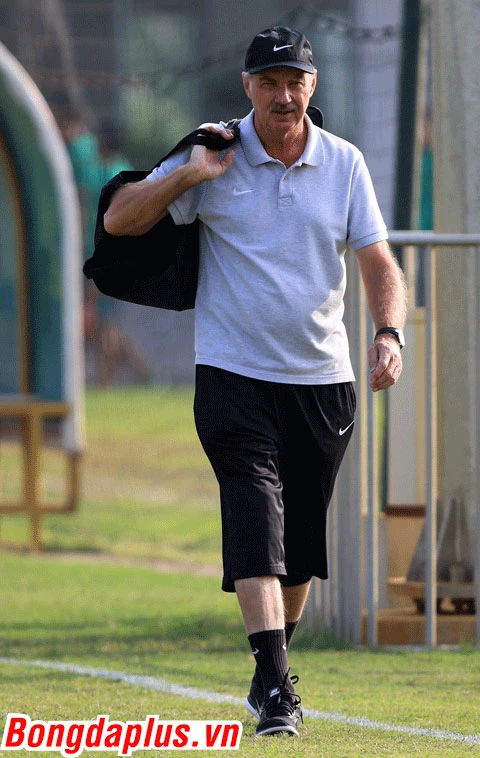 hlv alfred riedl tay bat mat mung trong ngay tro lai viet nam