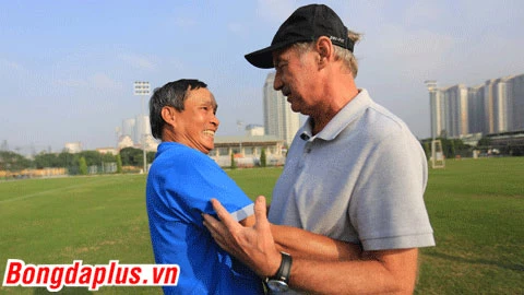 hlv alfred riedl tay bat mat mung trong ngay tro lai viet nam
