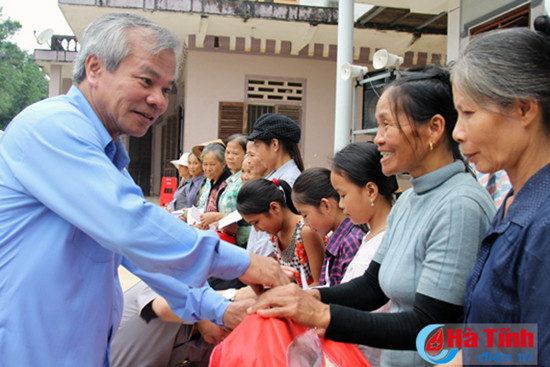 cac don vi doanh nghiep tiep tuc den voi nguoi dan vung lu ha tinh