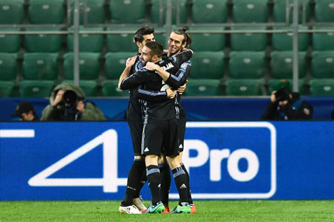 real gay that vong lon sau man chet hut tren san legia warszawa
