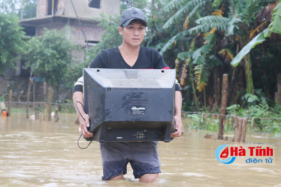 Hương Khê lại "oằn mình" chống lũ! ảnh 8 huong khe lai oan minh chong lu