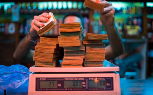 sieu lam phat khien nguoi venezuela phai can tien