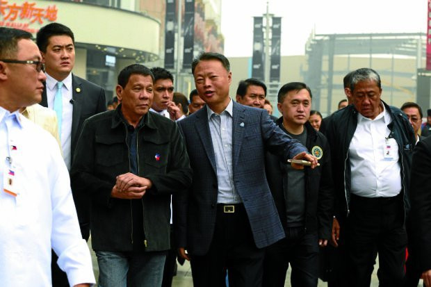 Tổng thống Duterte (thứ ba từ trái) đi bộ ăn trưa ở Bắc Kinh - Ảnh: Inquirer hai thai cuc yeu va ghet tong thong duterte