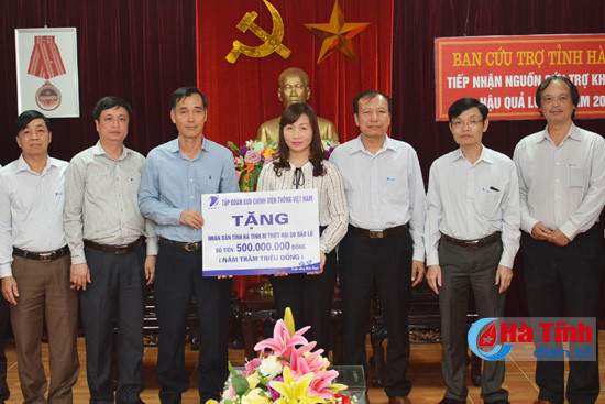 vnpt va tp thanh hoa trao tien ho tro dong bao lu lut ha tinh