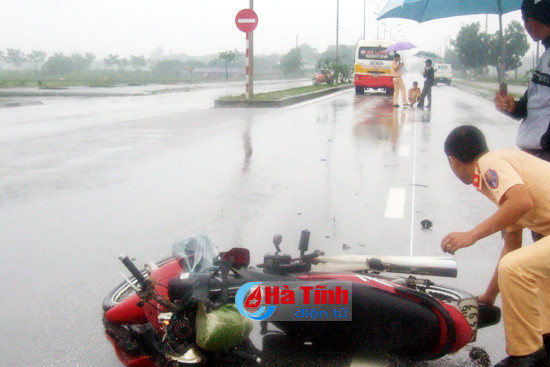 xe buyt dam xe may 1 phu nu bi thuong nang