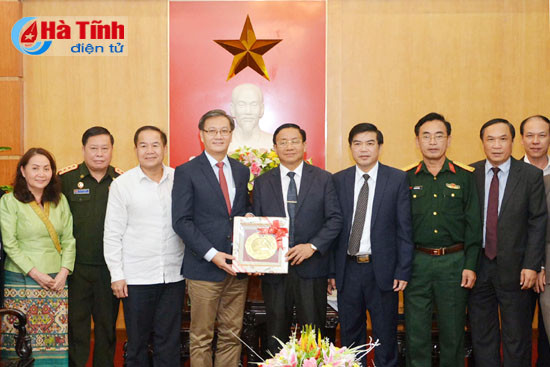 ha tinh gop phan vun dap tinh doan ket huu nghi viet lao len tam cao moi