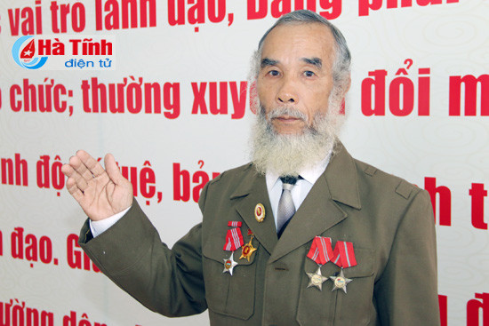 trao tang huan huy chuong nuoc chdcnd lao cho can bo chuyen gia tinh nguyen viet nam