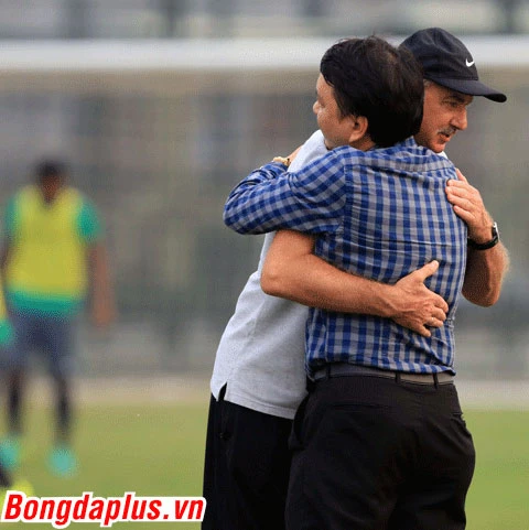 hlv alfred riedl tay bat mat mung trong ngay tro lai viet nam