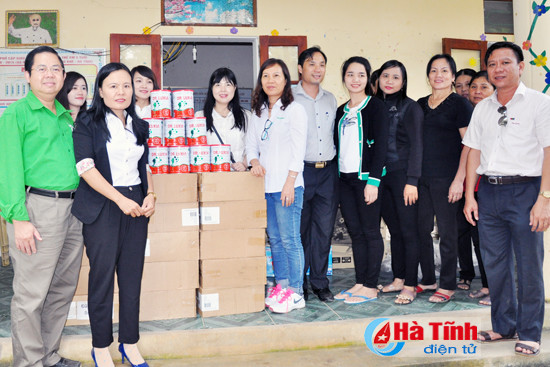 cac don vi doanh nghiep tiep tuc den voi nguoi dan vung lu ha tinh