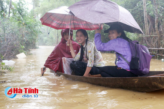 Hương Khê lại "oằn mình" chống lũ! ảnh 11 huong khe lai oan minh chong lu