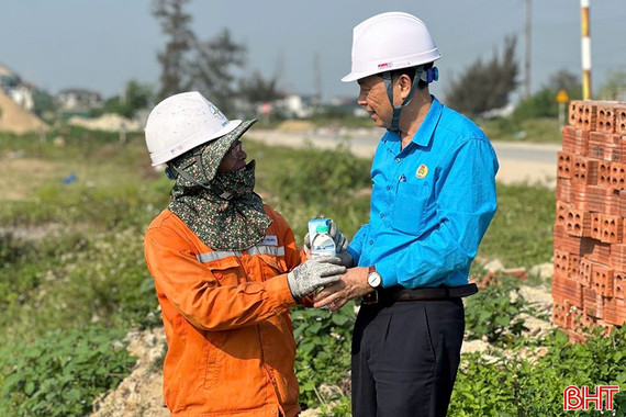 Doanh nghiệp Hà Tĩnh tăng cường chống nóng cho công nhân