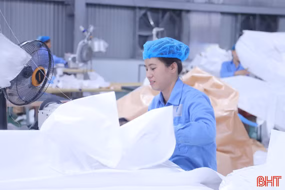 Doanh nghiệp linh hoạt bảo vệ người lao động trong mùa nắng nóng