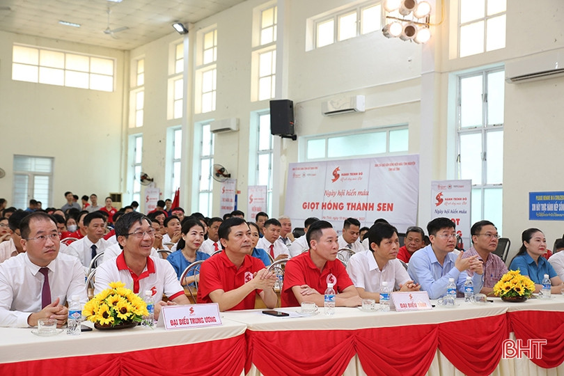 Hà Tĩnh tôn vinh 20 tập thể, cá nhân hiến máu tiêu biểu ảnh 1 Hà Tĩnh tôn vinh 20 tập thể, cá nhân hiến máu tiêu biểu