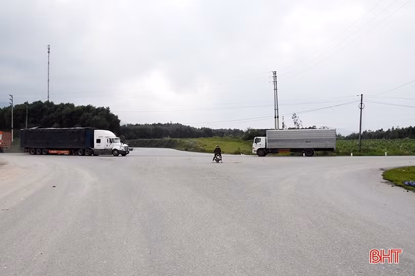 Tránh phương tiện qua ngã tư, xe tải lật nghiêng bên đường