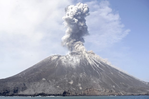 Indonesia: Núi lửa Anak Krakatau phun tro cao 3.000m, cảnh báo cấp 3 hình ảnh 1 Indonesia: Núi lửa Anak Krakatau phun tro cao 3.000m, cảnh báo cấp 3