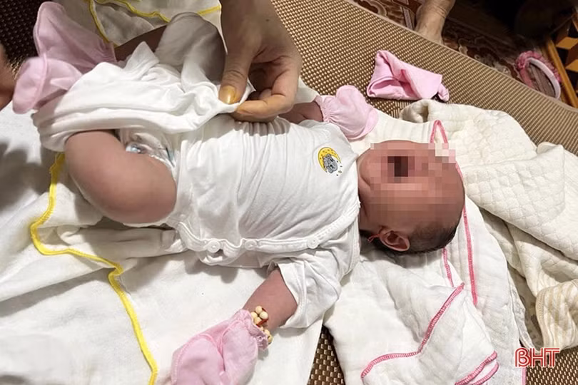 Bé gái sơ sinh bị bỏ rơi trước nhà dân tại Đức Thọ