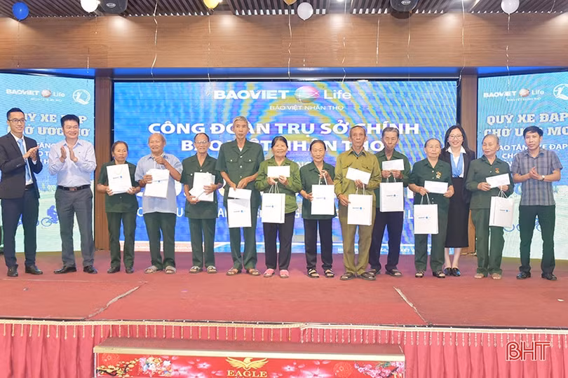 Bảo Việt Nhân thọ trao tặng quà và 100 xe đạp cho học sinh, nữ TNXP ở Hà Tĩnh