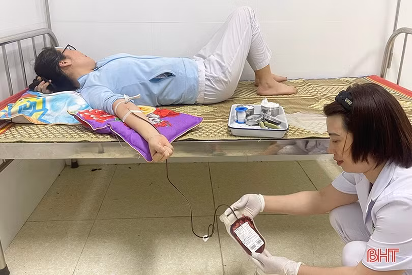 2 cán bộ y tế thị xã Hồng Lĩnh hiến máu cứu người
