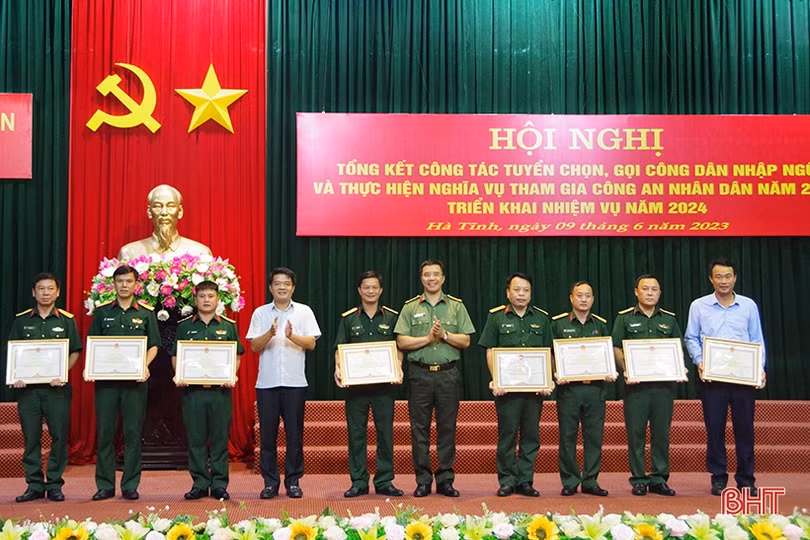 Hà Tĩnh khen thưởng 35 tập thể, cá nhân trong tuyển chọn, gọi công dân nhập ngũ