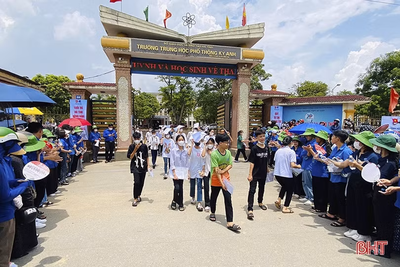 Chuyện vượt khó của những “sỹ tử nghèo