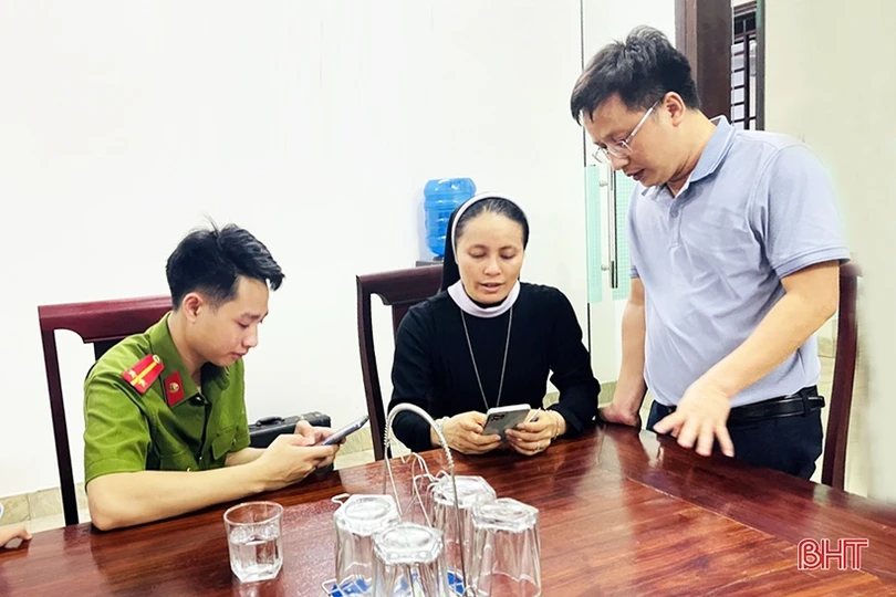 Thị trấn Hương Khê lập “kỷ lục” kích hoạt tài khoản định danh điện tử tính trong 1 ngày