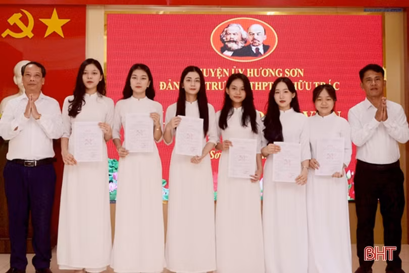 17 học sinh ưu tú ở Hương Sơn được kết nạp Đảng