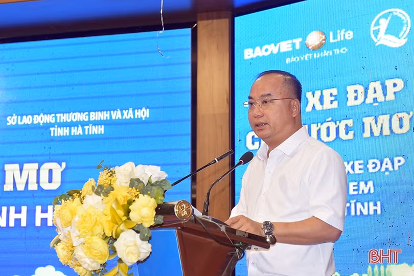 Bảo Việt Nhân thọ trao tặng quà và 100 xe đạp cho học sinh, nữ TNXP ở Hà Tĩnh