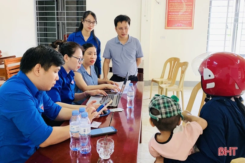 Thị trấn Hương Khê lập “kỷ lục” kích hoạt tài khoản định danh điện tử tính trong 1 ngày