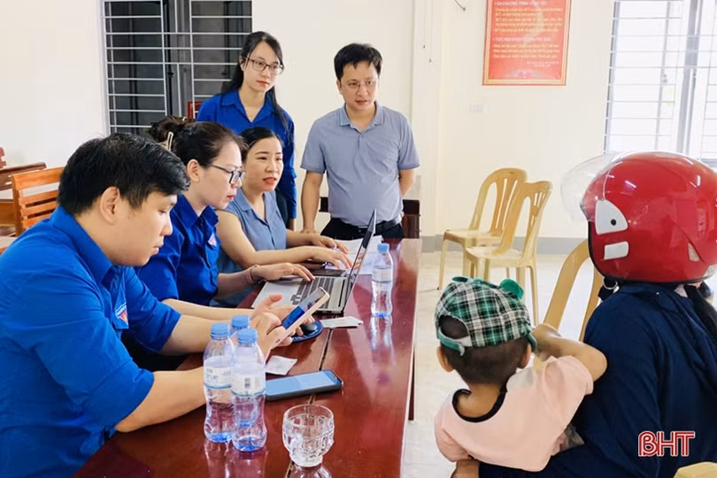 Thị trấn Hương Khê lập “kỷ lục” kích hoạt tài khoản định danh điện tử tính trong 1 ngày