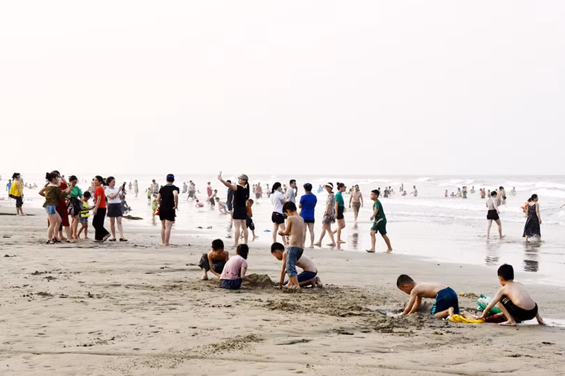 Biển Lộc Hà đón hơn 5.000 lượt khách du lịch mỗi ngày