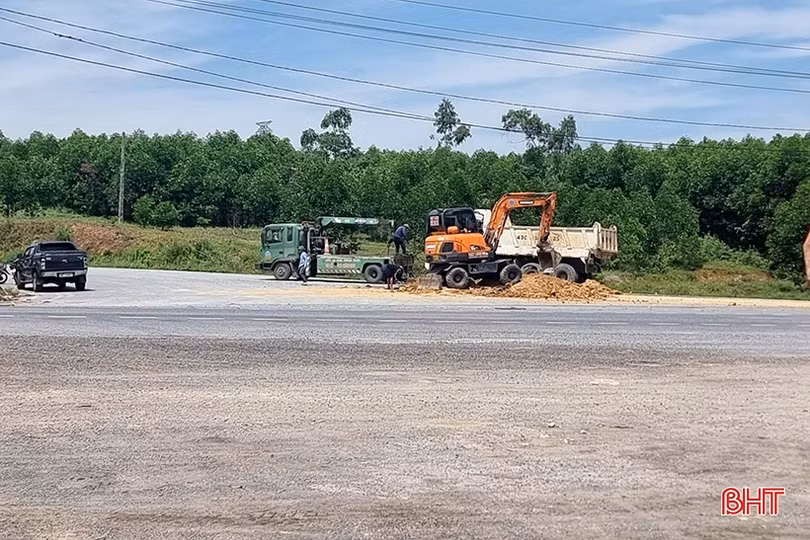 Tránh phương tiện qua ngã tư, xe tải lật nghiêng bên đường