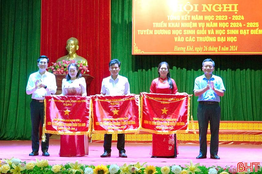 Phó Chủ tịch HĐND tỉnh Trần Văn Kỳ và lãnh đạo huyện Hương Khê trao Cờ thi đua của UBND tỉnh cho 3 tập thể xuất sắc.