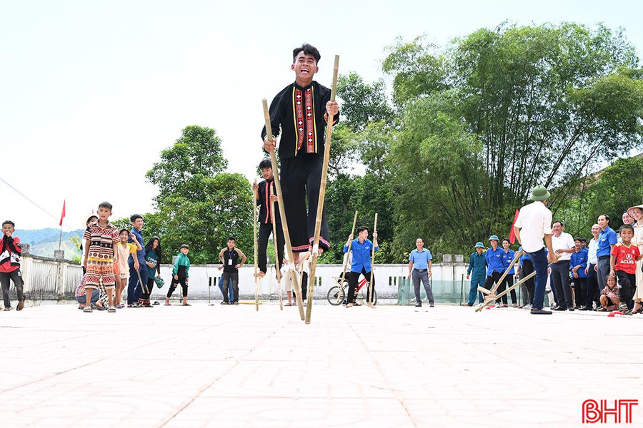 Bà con dân bản và các đơn vị, tổ chức giao lưu trò chơi truyền thống trong ngày tết.